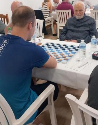 Grootmeester Mogilyanski lijkt voorafgaand aan de partij de bui al te zien hangen